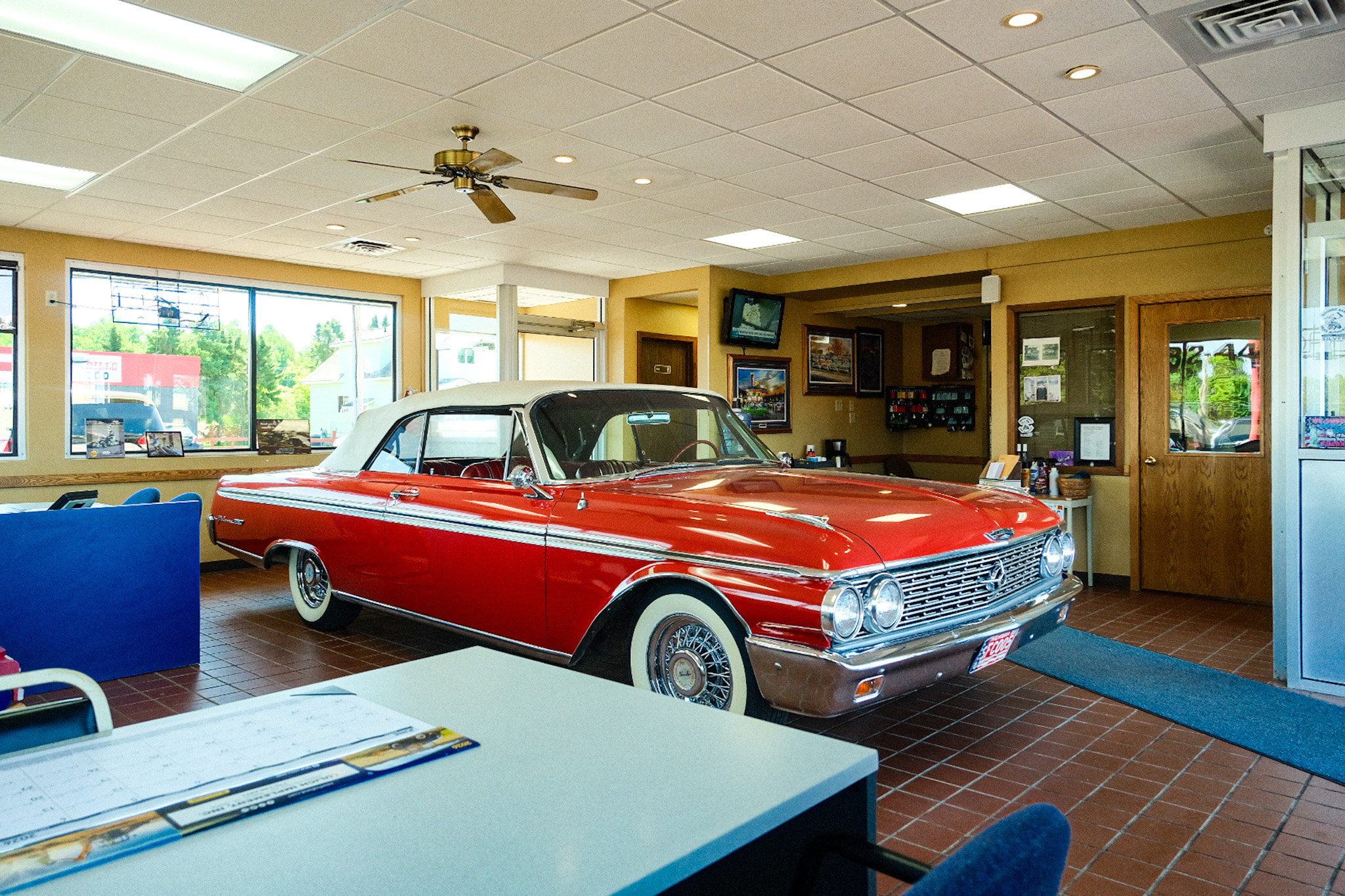 C4D803C7-313B-4B25-A009-AC60079AF718-61122-000007DD449C0986 Inside of Red's dealership